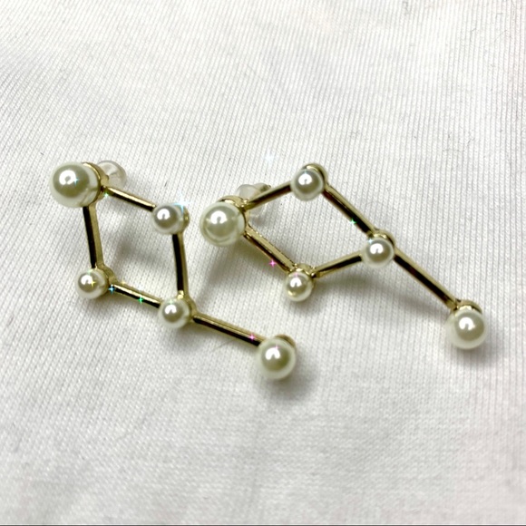 Jewelry - Unique Diamond Shaped Faux Pearl Earrings